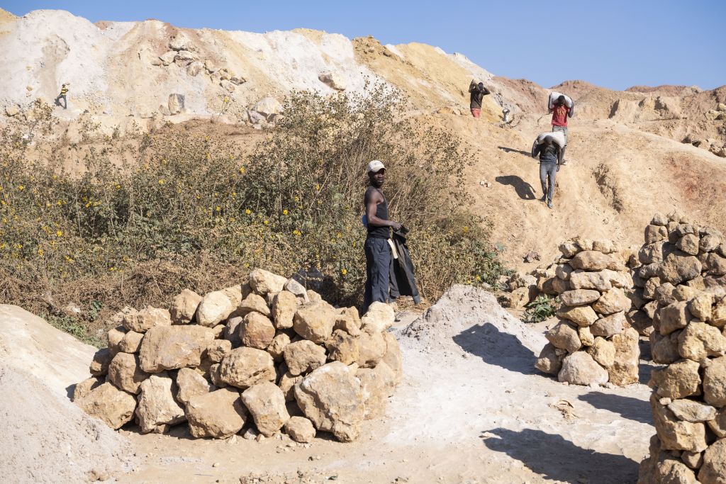 Die Förderung von Rohstoffen ist ein schmutziges Geschäft und mit vielen Risiken verbunden: Kleinschürfer in einer Kobaltmine in der Nähe der kongolesischen Stadt Kolwezi. © Meinrad Schade