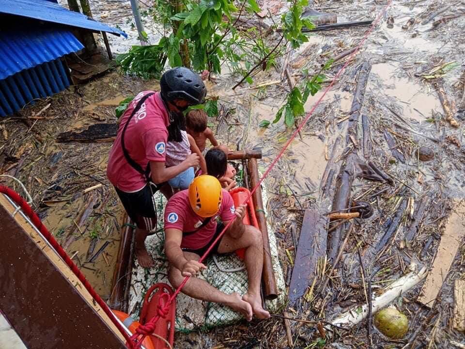 Taifun Vamco: Die Menschen brachten sich auf den Dächern in Sicherheit, als das Wasser stieg.