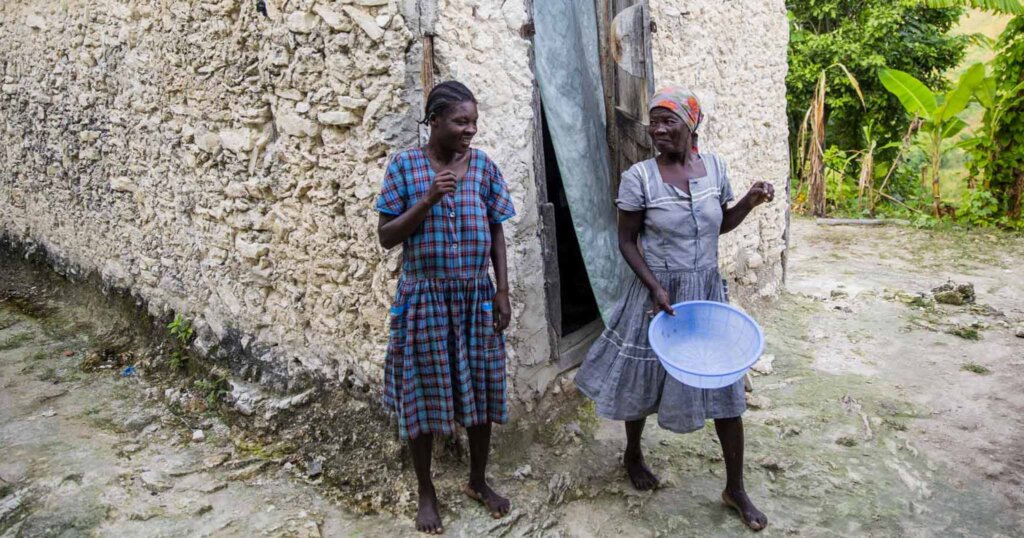 Deux habitantes d'un village en Haïti.