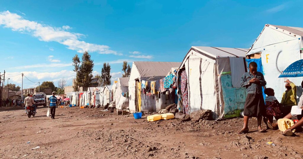 Dans la capitale provinciale Goma, des centaines de milliers de personnes déplacées vivent dans des camps de tentes.
